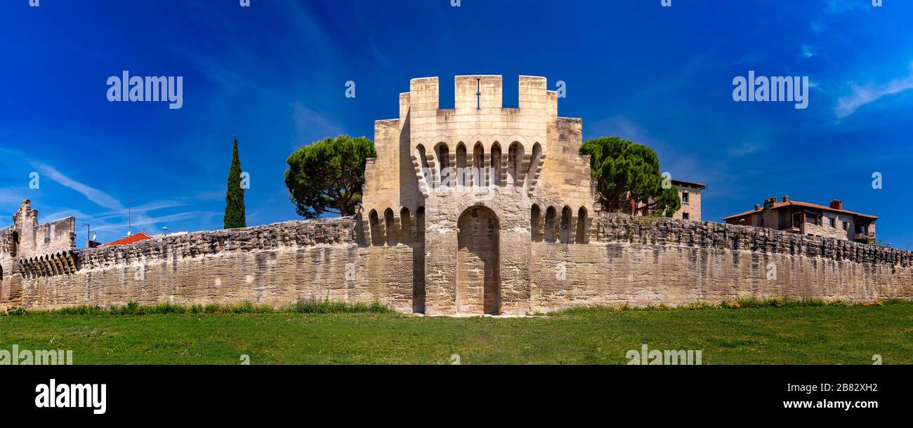 Panorama der mittelalterlichen Stadtmauern von Avignon, Provence, Südfrankreich Stockfoto