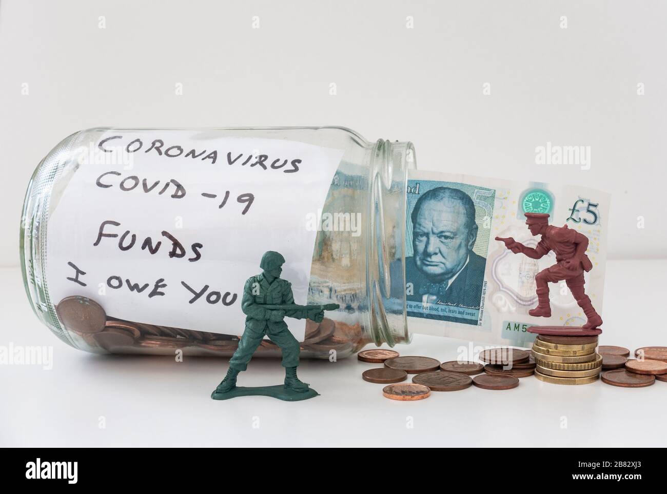 Jar of Coins, Winston Churchill auf fünf Pfund Note, Coronavirus Funds, Fighting Coronavirus, Savings, Debt... Konzept Stockfoto