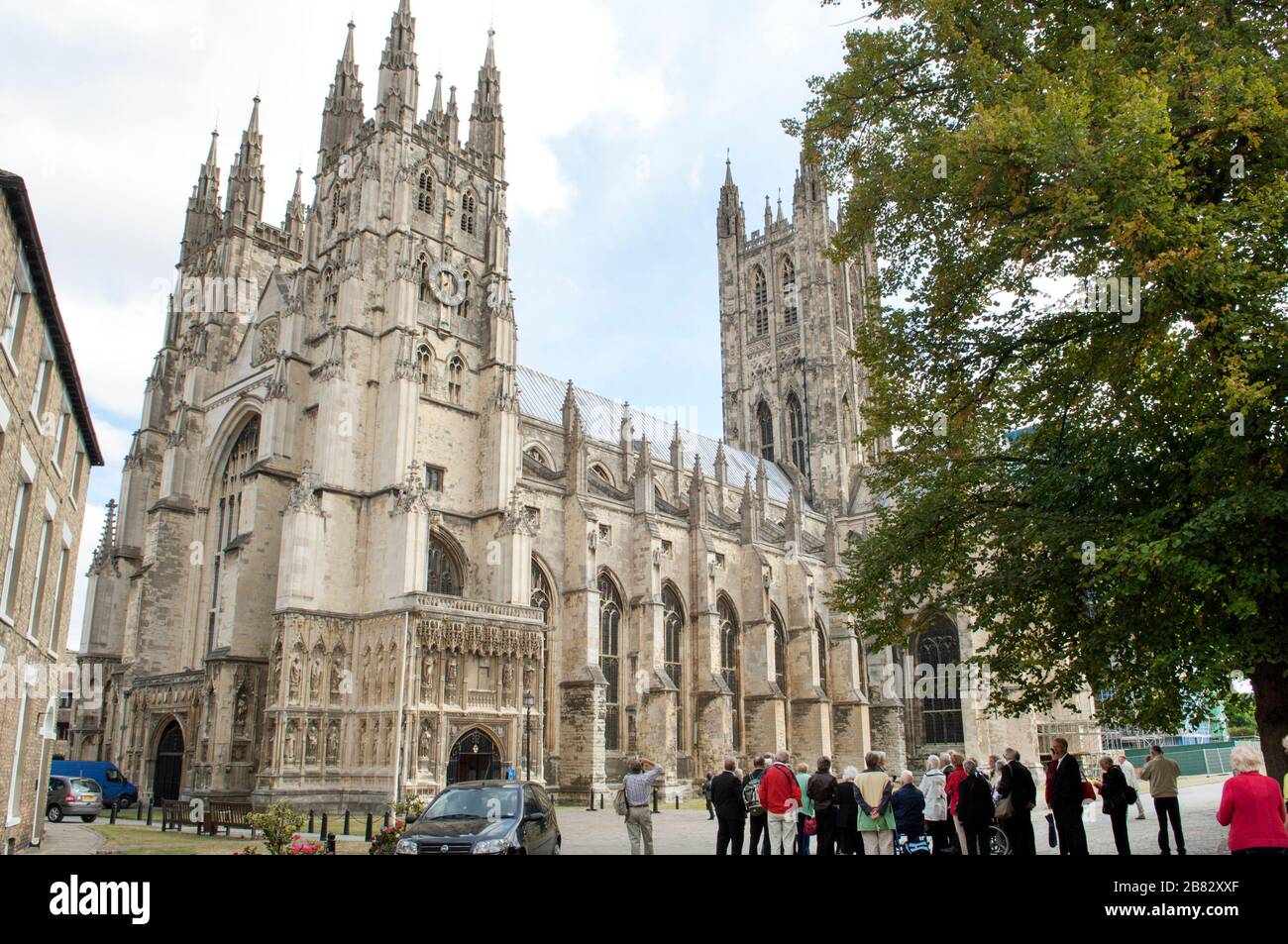 Menschen, Touristen, auf dem Gelände der Kathedrale von Canterbury, Canterbury, Kent, England Stockfoto