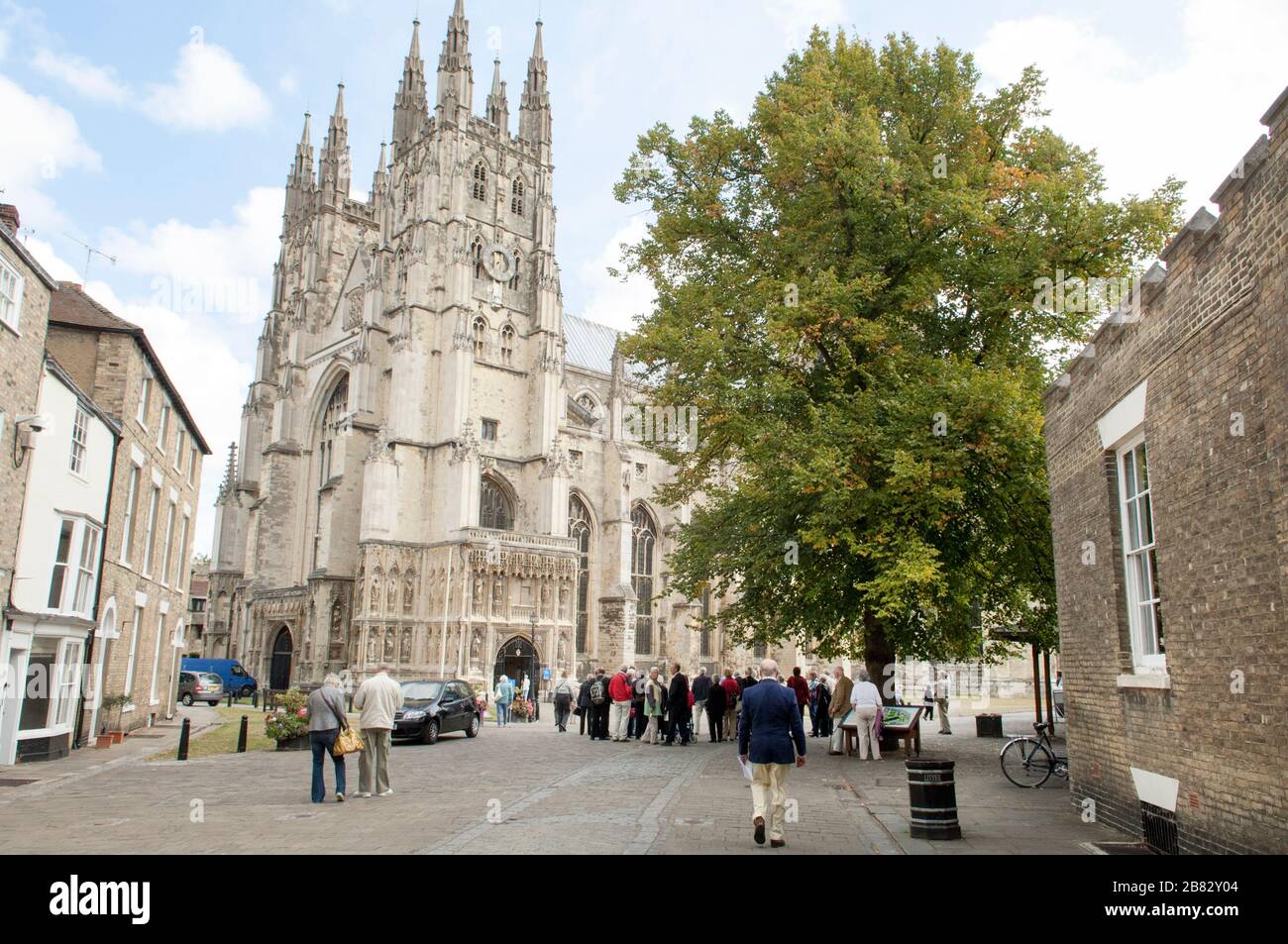 Menschen, Touristen, auf dem Gelände der Kathedrale von Canterbury, Canterbury, Kent, England Stockfoto