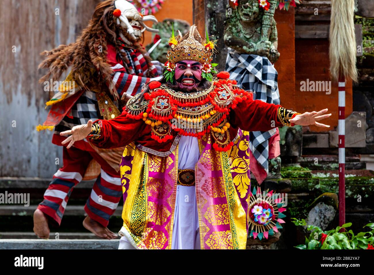 Ein männlicher Darsteller tanzt während EINER traditionellen balinesischen Barong und Kris Dance Show, Batabulaan, Bali, Indonesien. Stockfoto