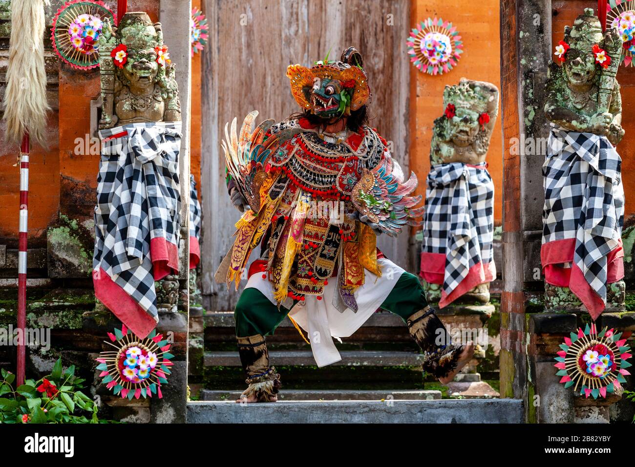 Ein lokaler Mann, der in EINER traditionellen balinesischen Barong und Kris Dance Show, Batabulaan, Bali, Indonesien, auftrat. Stockfoto