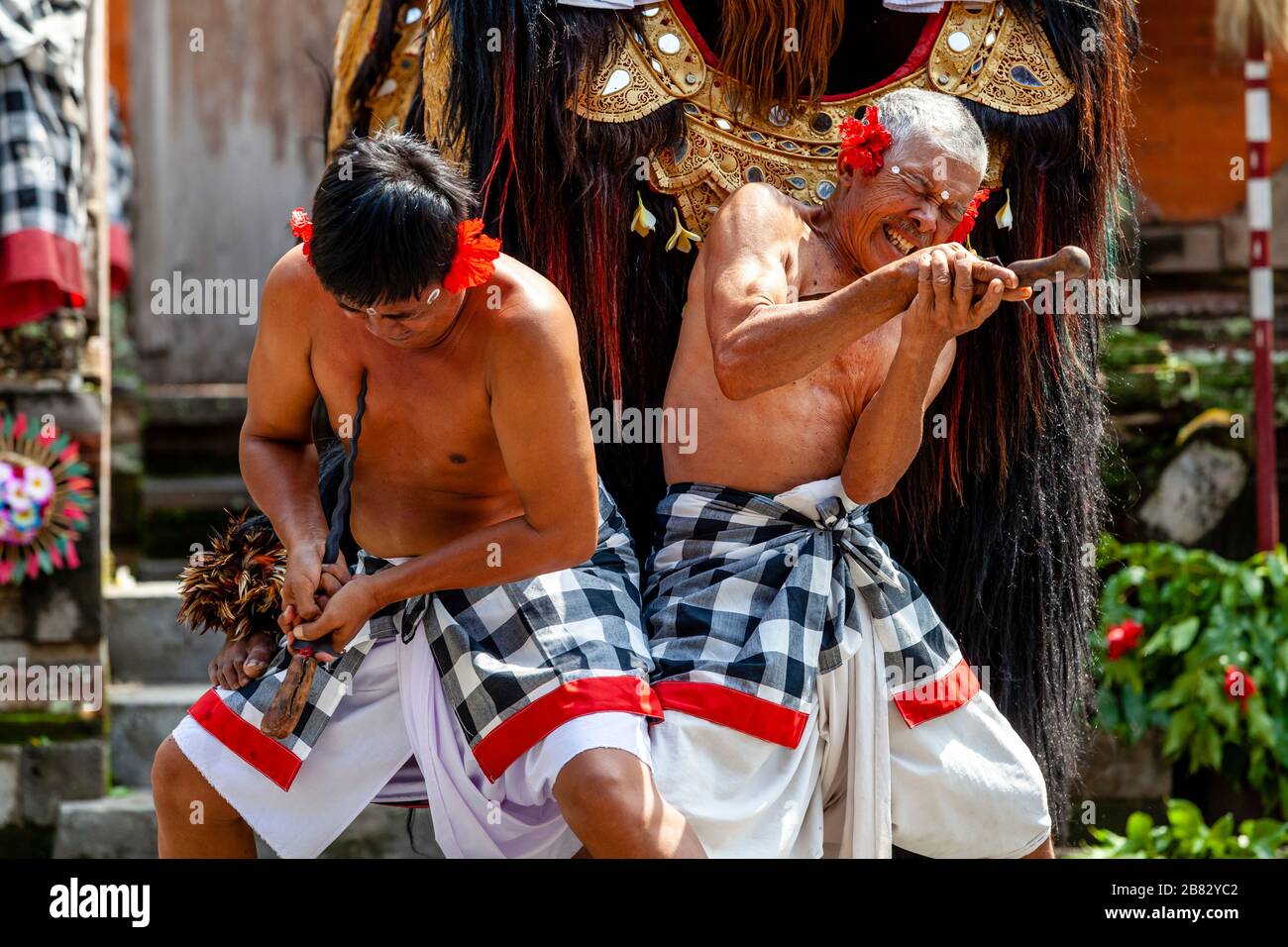 Lokale Leute, die in EINER traditionellen balinesischen Barong und Kris Dance Show, Batabulan, Bali, Indonesien auftreten. Stockfoto