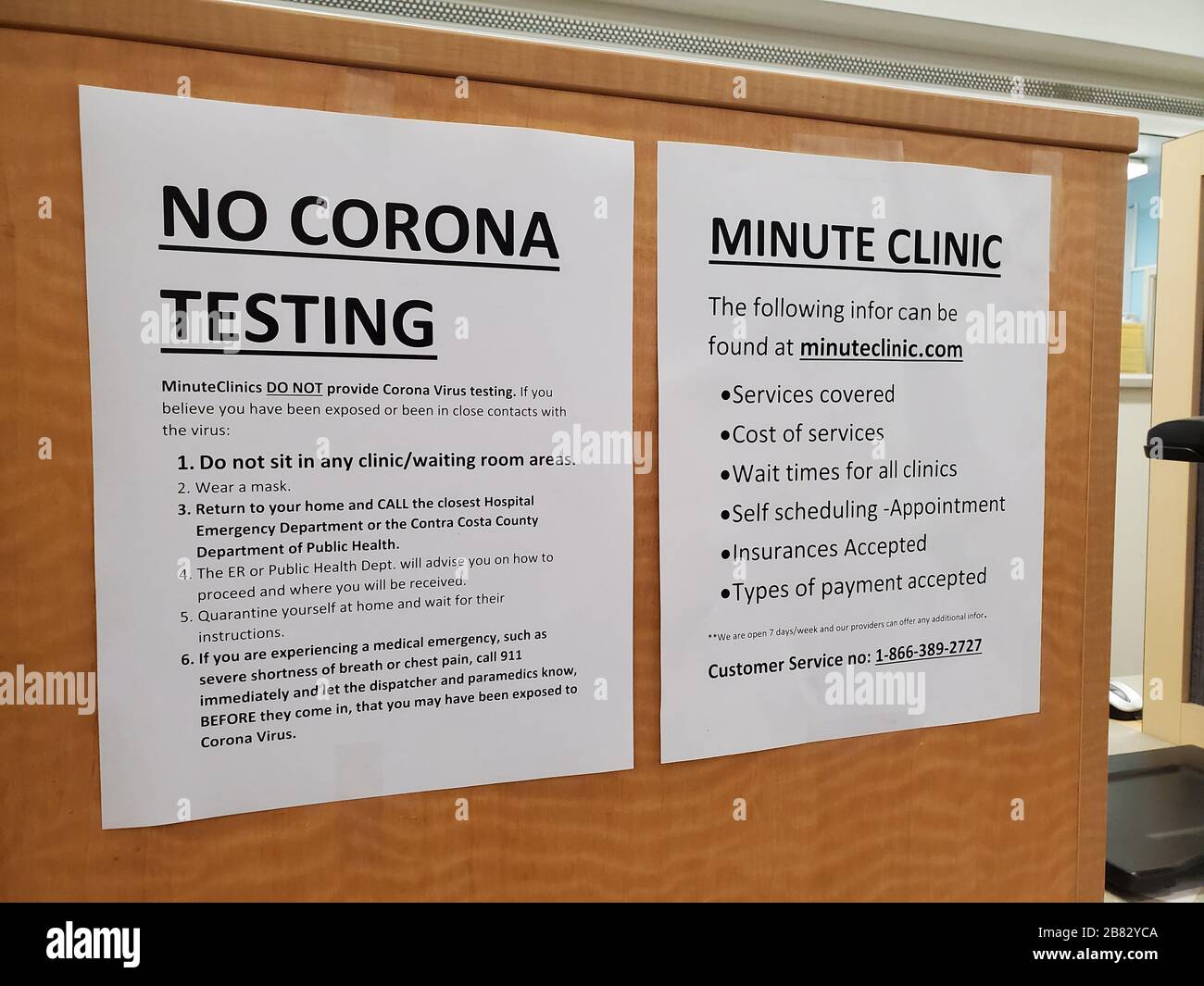 Ein gedrucktes Zeichen lautet "No Corona Testing", was darauf hinweist, dass Coronavirus Tests nicht verfügbar sind, in einer Apotheke in Contra Costa County, San Ramon, Kalifornien bei einem Ausbruch des Coronavirus COVID-19, 16. März 2020. () Stockfoto