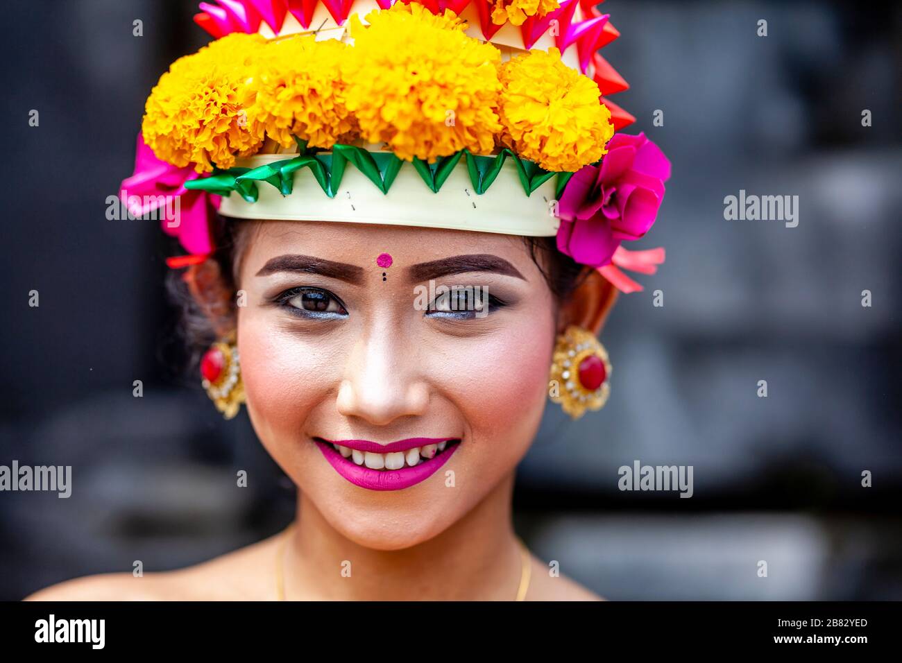 Eine junge balinesische Hindu-Frau im Festival Kostüm bei der Zeremonie ...