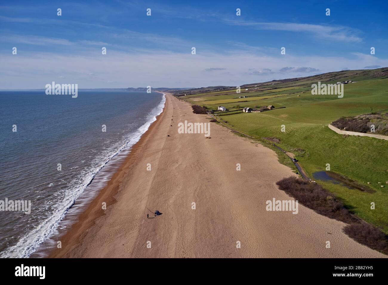 Chesil Beach in Abbotsbury, mit Blick auf den Nordwesten nach Bridport. Dorset, England. Stockfoto