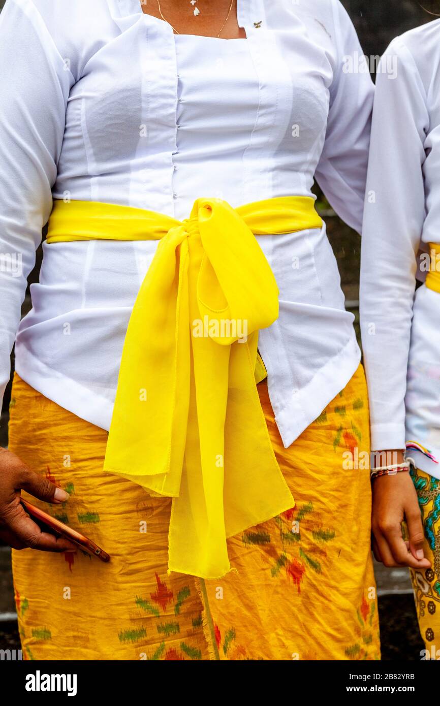 Eine balinesische Hindu-Frau im typischen Kleid, die Zeremonie Batara Turun Kabeh, Besakih-Tempel, Bali, Indonesien. Stockfoto