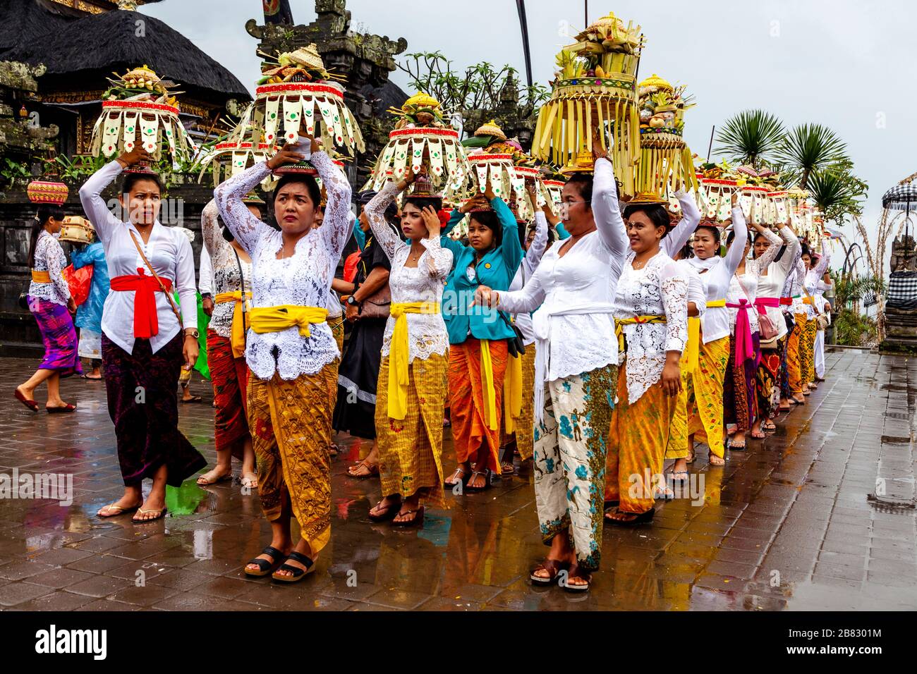 Eine Gruppe balinesischer Hindu-Frauen, die Tempelopfer bei der Zeremonie Batara Turun Kabeh, dem Besakih-Tempel, Bali, Indonesien, tragen. Stockfoto