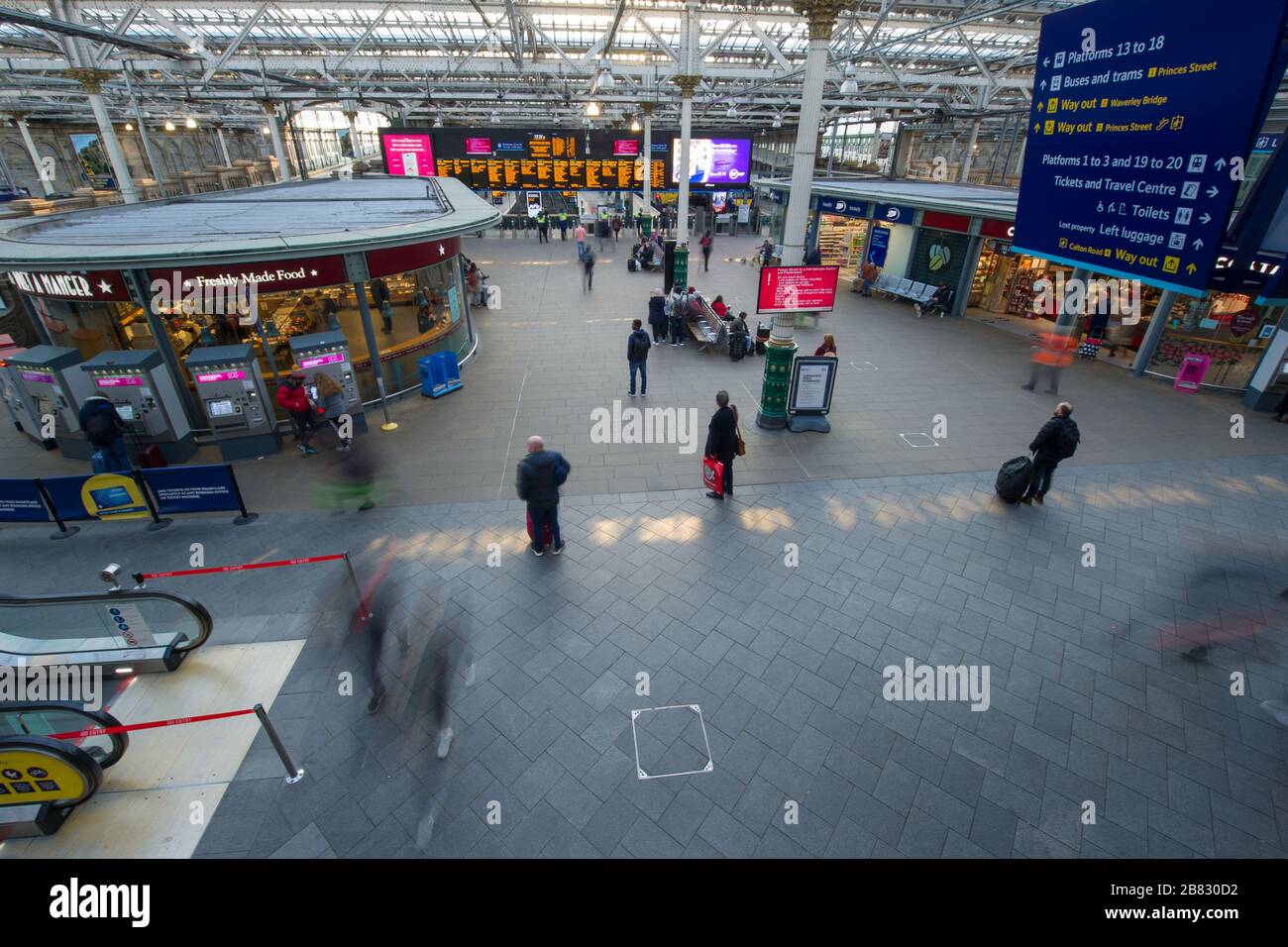 Edinburgh, Großbritannien. März 2020. Abgebildet: Waverley Station während der Hauptverkehrszeit während der Coronavirus Pandemie. Was normalerweise ein Hektik sein würde, voll von Pendlern, die versuchen, nach Hause zu kommen, eine mehr oder weniger leere Wohnung. Kredit: Colin Fisher/Alamy Live News Stockfoto