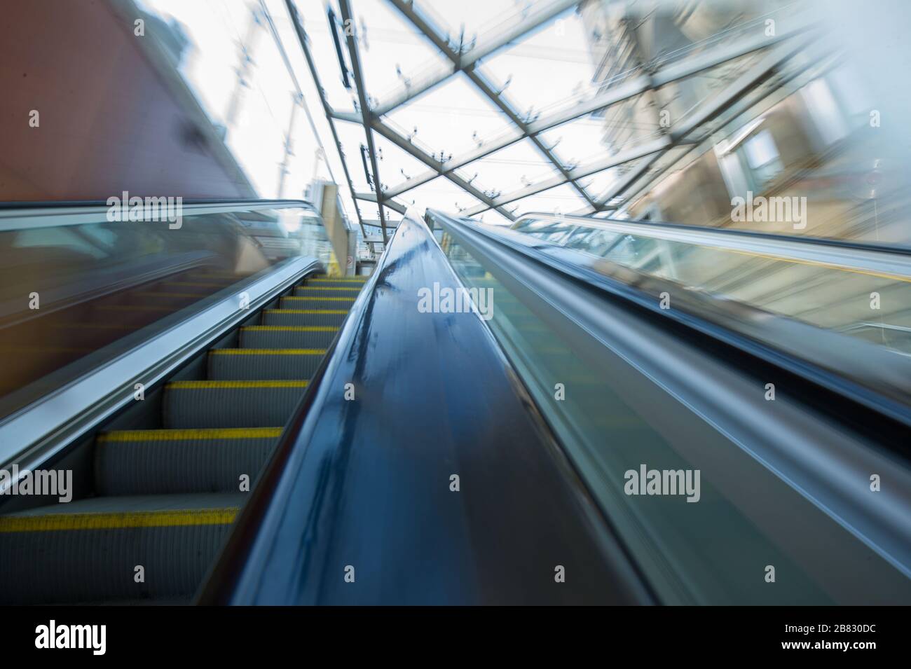 Edinburgh, Großbritannien. März 2020. Bild: Eine leere Rolltreppe in der Waverley Station während der Hauptverkehrszeit. Waverley Station während der Hauptverkehrszeit während der Coronavirus Pandemie. Was normalerweise ein Hektik sein würde, voll von Pendlern, die versuchen, nach Hause zu kommen, eine mehr oder weniger leere Wohnung. Kredit: Colin Fisher/Alamy Live News Stockfoto