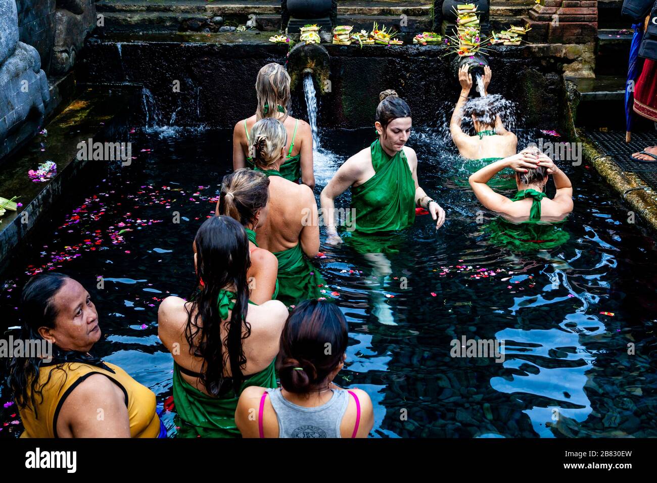 Ausländische Besucher Baden Im Wassertempel Von Tyrta Emmul, Bali, Indonesien. Stockfoto