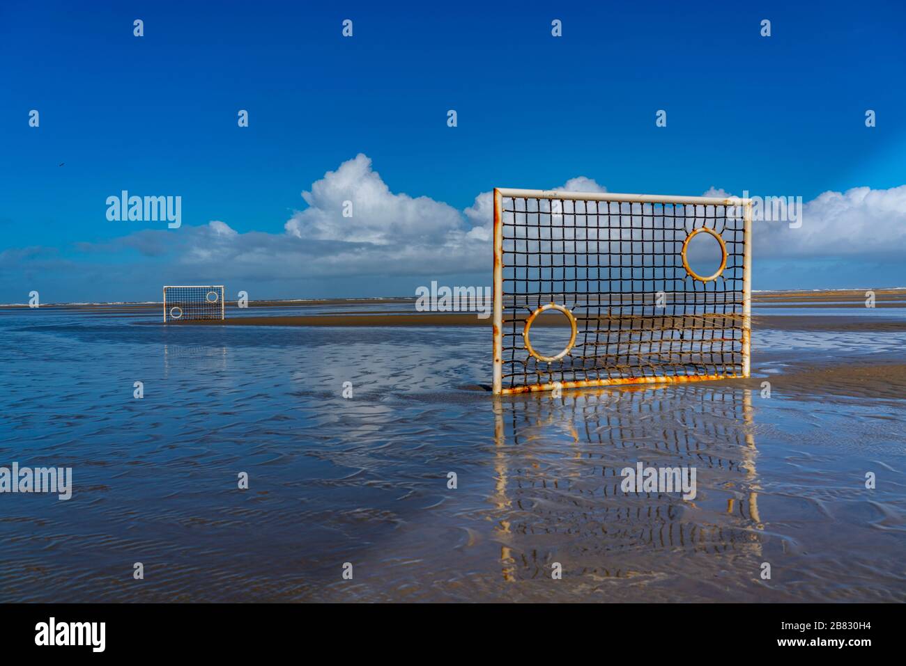 Fußballfeld, Fußballfeld, Tore, am Strand, Priel, im Westen von Borkum, Insel, Frisia, Winter, Saison, Herbst, Niedersachsen, Deutschland, Stockfoto