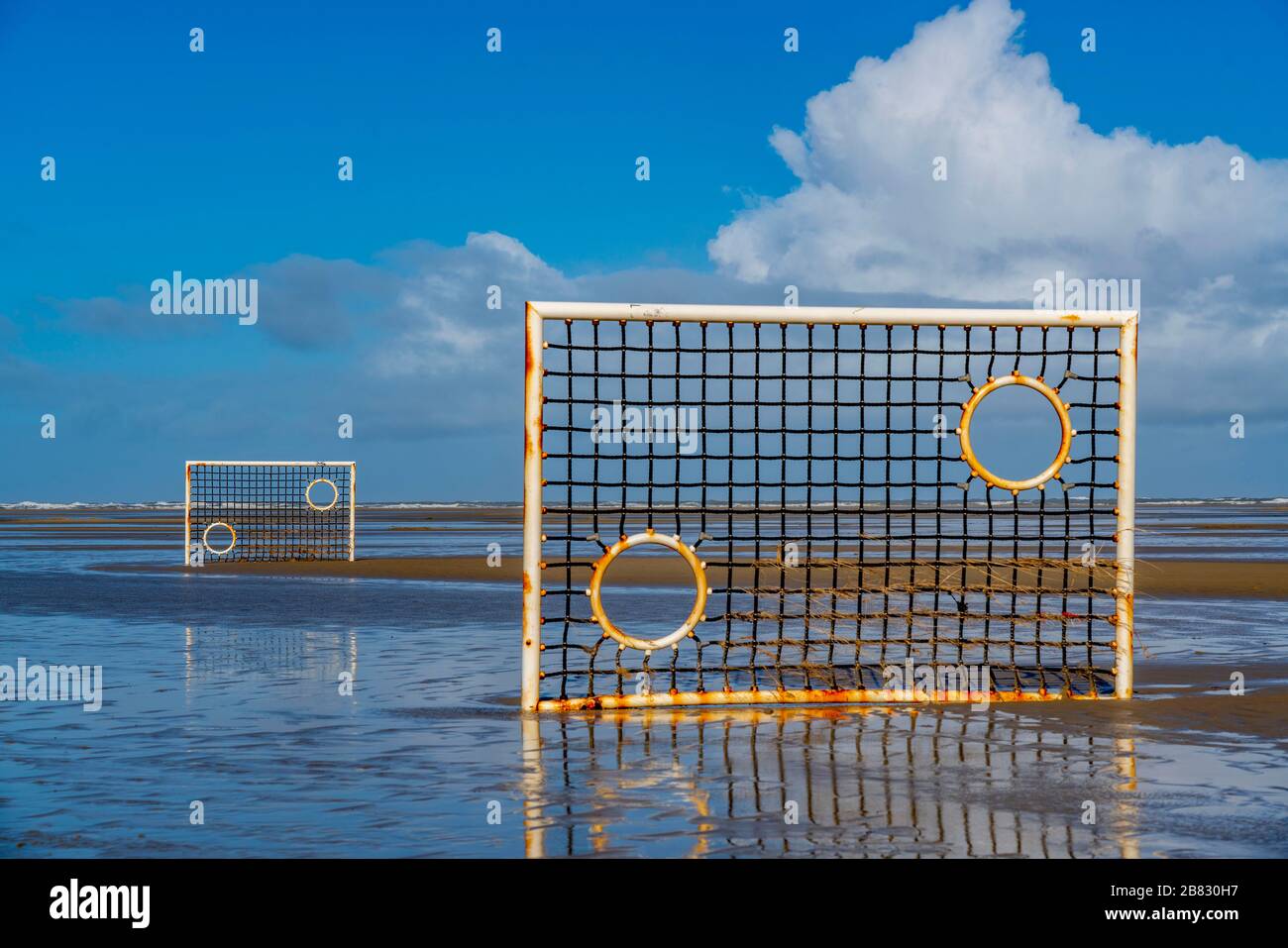 Fußballfeld, Fußballfeld, Tore, am Strand, Priel, im Westen von Borkum, Insel, Frisia, Winter, Saison, Herbst, Niedersachsen, Deutschland, Stockfoto