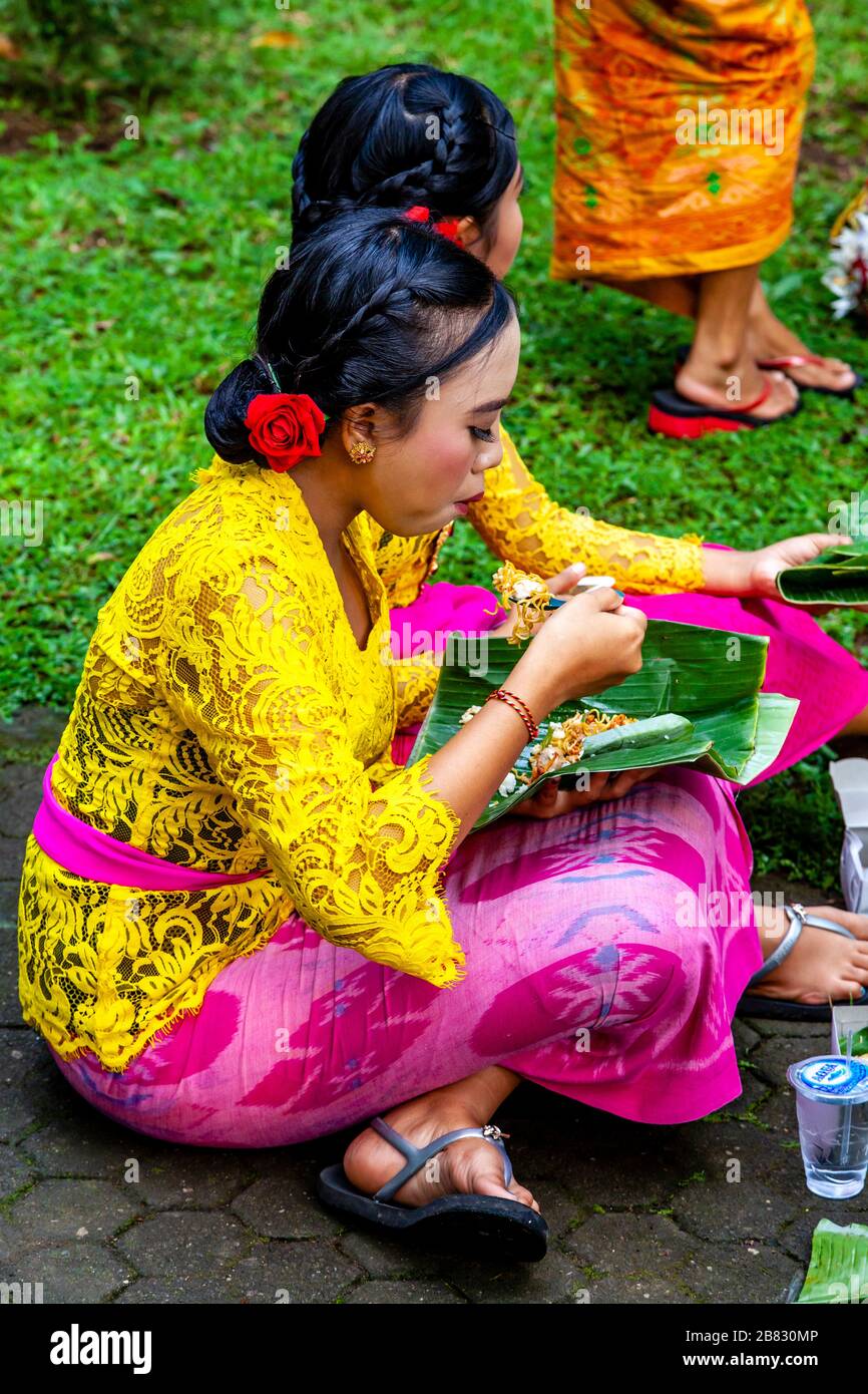 Junge Frauen im traditionellen Kostüm, Mittagessen auf EINEM Hindu-Festival, dem Wassertempel von Tyrta Empul, Bali, Indonesien. Stockfoto