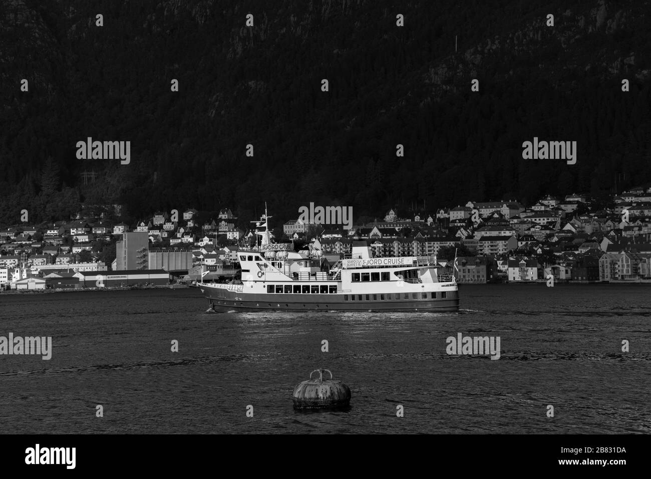 Passagier- und Charterschiff Lykkeper in Byfjorden, außerhalb des norwegischen Hafen Bergen Stockfoto