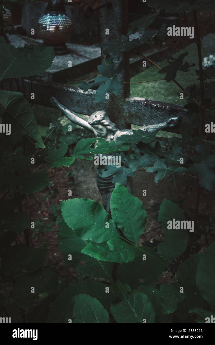 das katholische Symbol auf dem Friedhof im Grab Stockfoto