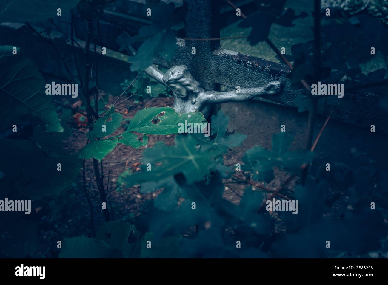 das katholische Symbol auf dem Friedhof im Grab Stockfoto