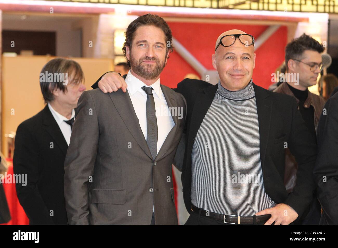 Schauspieler GERARD BUTLER mit Schauspieler BILLY ZANE nehmen am Abendessen in der Stadt Sparta Teil. Butler und Zane sollen am 13. März in der olympischen Fackel-Staffel laufen und die olympische Flamme von der byzantinischen Stadt Mystras nach Sparta für die Olympischen Spiele 2020 in Tokio tragen. Stockfoto