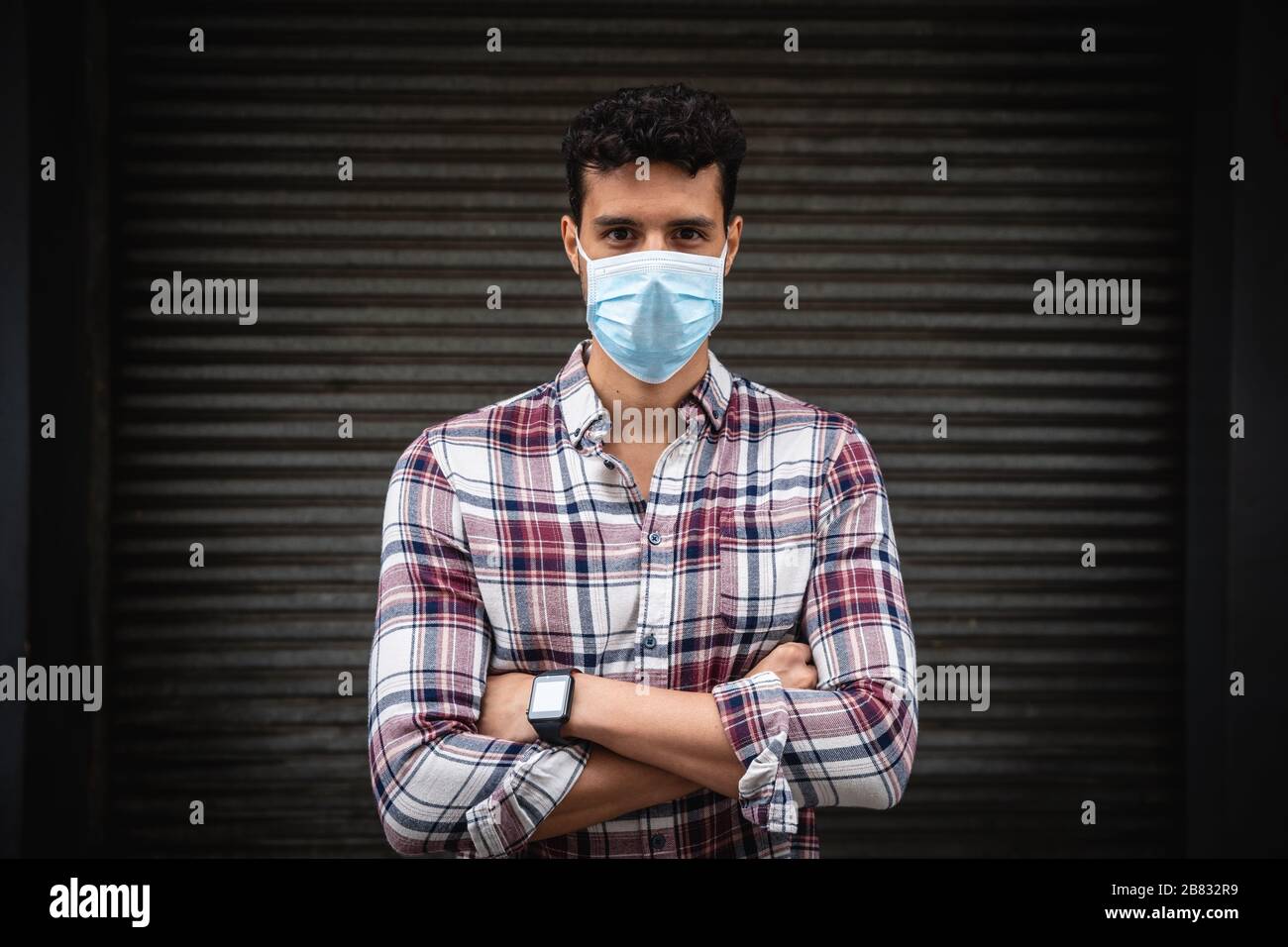 Kaukasischer Mann, der eine kovidte 19-Coronavirus-Maske außen trägt Stockfoto