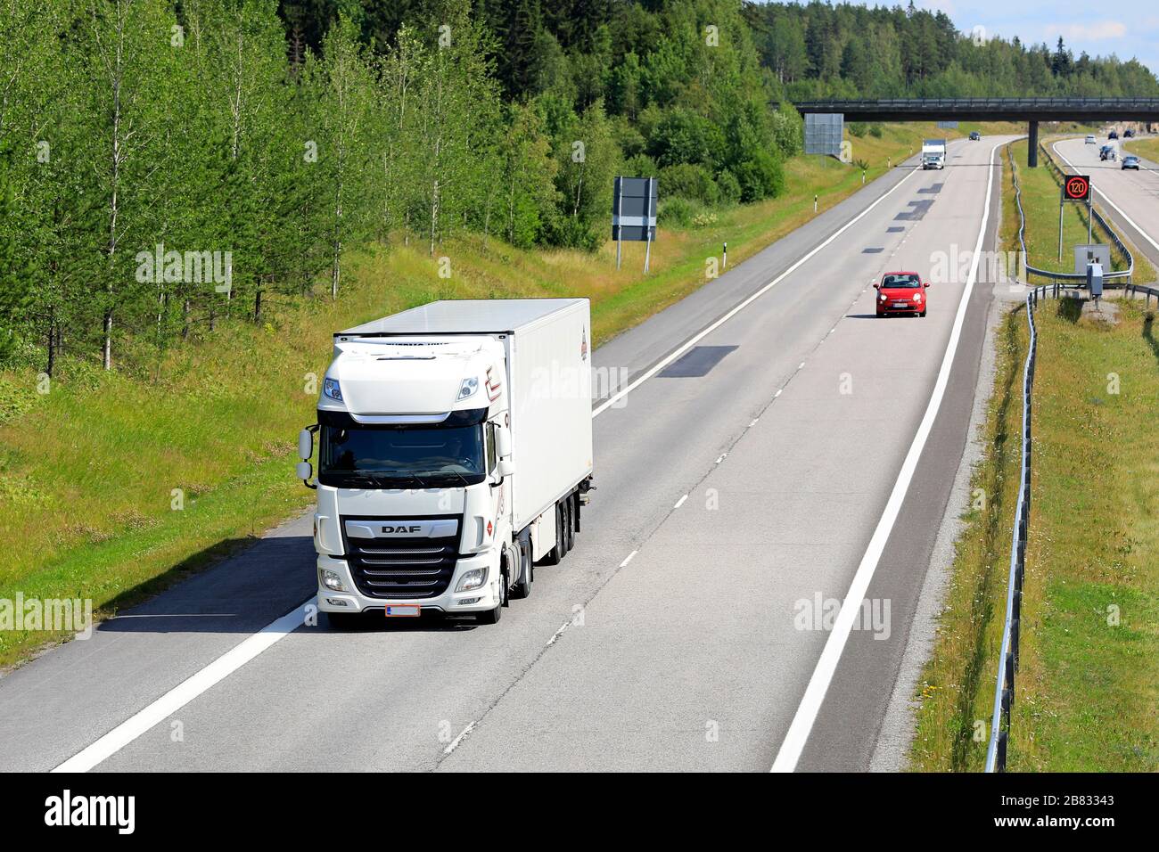 Weißer DAF XF-Truck zieht an einem Sommertag den Kühlwagen Thermo King in langsamer Autobahnfahrt. Salo, Finnland. Juli 2019. Stockfoto