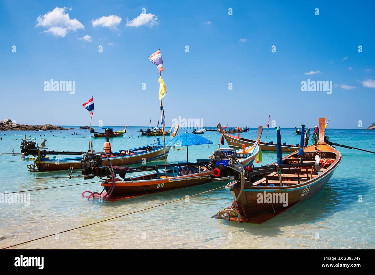 Fischerboote am Freedom Beach auf Phuket Island, Thailand. Wunderschöner Strand von Landscape Freedom. Stockfoto