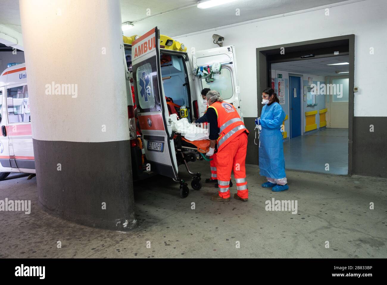 Corigliano Rossano, die Ankunft eines Patienten in die Notaufnahme, wo sofort eine Kontrolle gegen die Infektion durch Coronavirus durchgeführt wird (COVID-19). 18.3.2020, Corigliano-Rossano, Italien Stockfoto