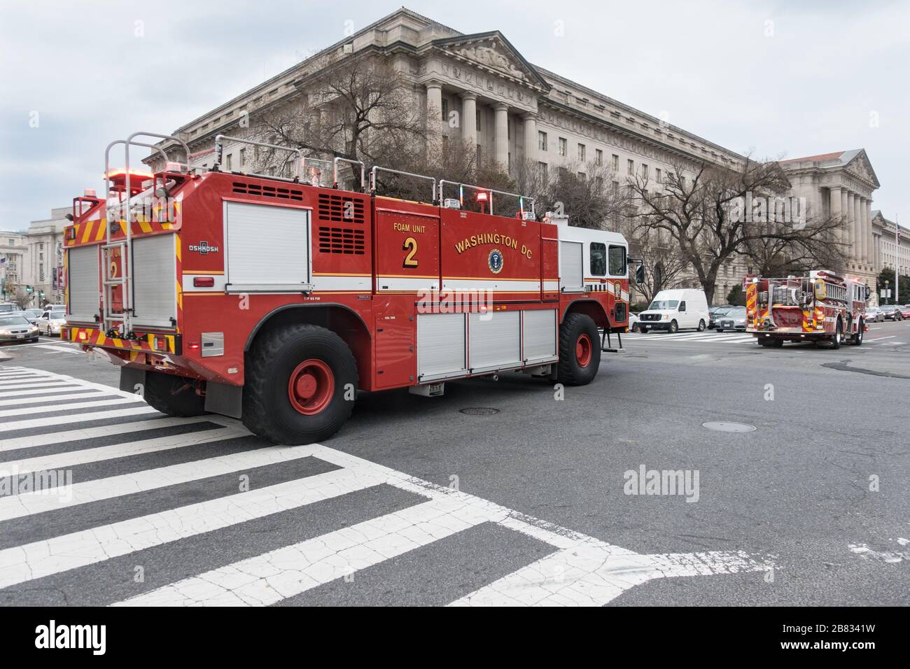 Washington, DC-Feuerwehrfahrzeuge, Schaum-Lkw im Vordergrund, reagiert auf Constitution Avenue. Stockfoto