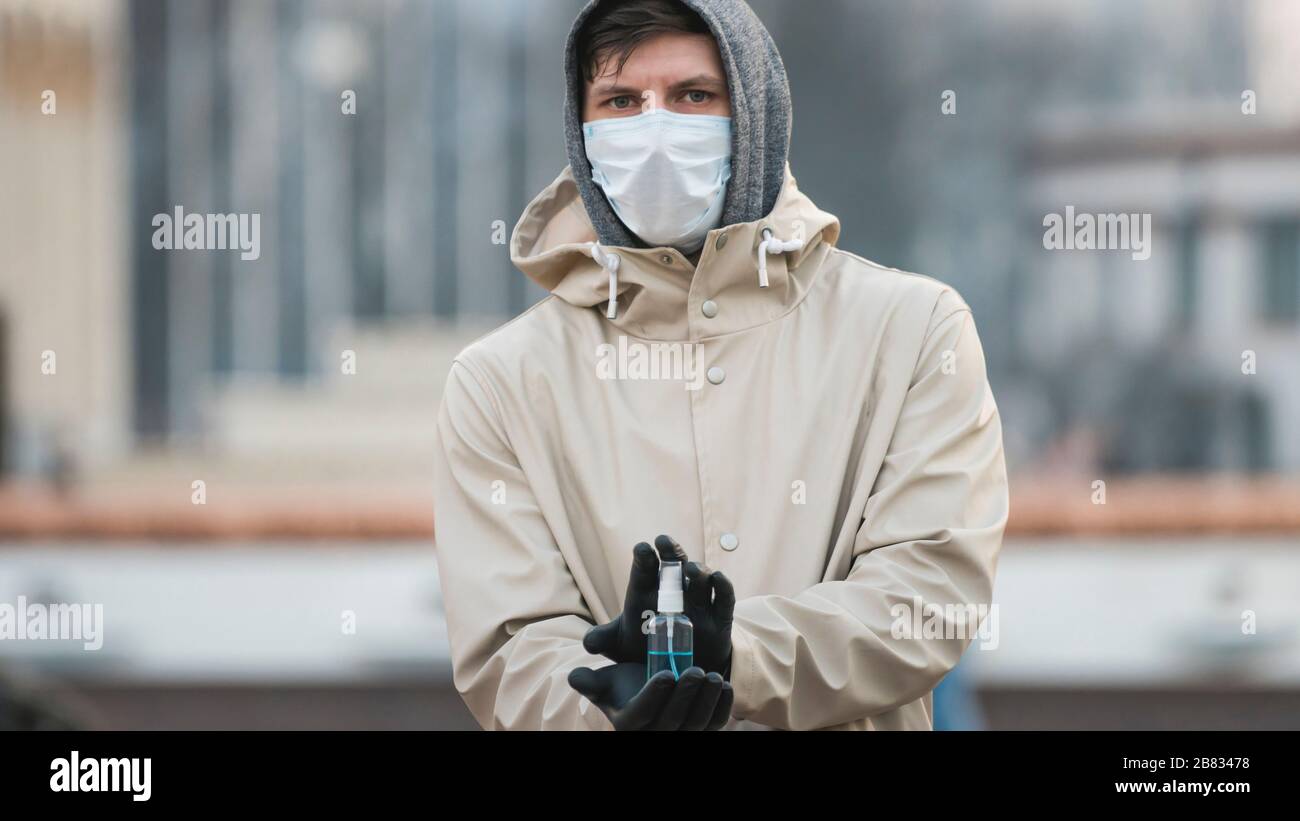 Nahaufnahme von jungen Menschen, die in der Hand antiseptisches oder antibakterielle Spray halten. Desinfizieren der Hände. Konzept der Gesundheitsversorgung während einer Epidemie oder pande Stockfoto