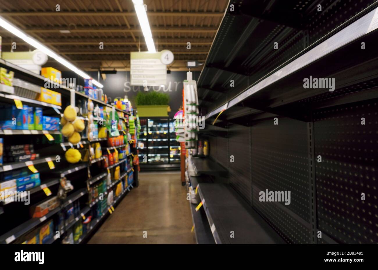 Teilweise leere Supermarktregale aufgrund von Panikeinkäufen und  Herabhorten von Mangel an toilettenpapier, Papiertuch, Servietten und  Reinigungsprodukten, als Folge des Pandemie-Ausbruchs des neuartigen  Coronavirus in Toronto, Ontario, Kanada am 19 ...