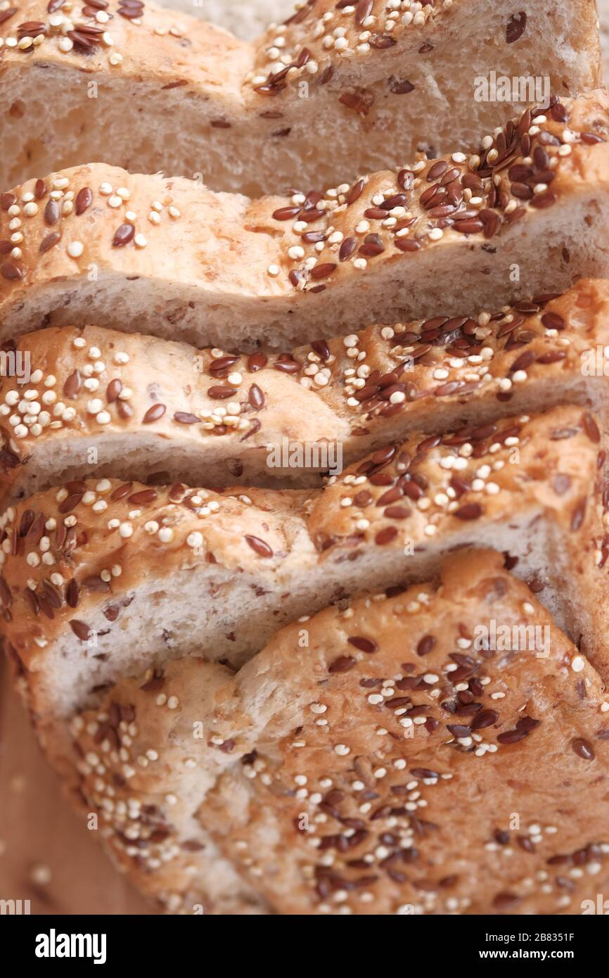 Geschnittenes Vollkornbrot mit Haferflocken. Vollkornbrot. Stockfoto