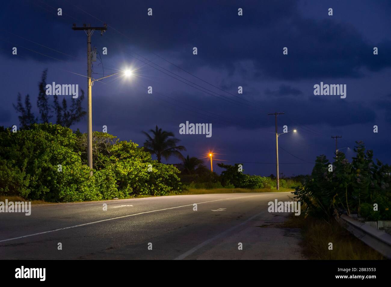 Einsame Landstraße in der Nacht Stockfoto