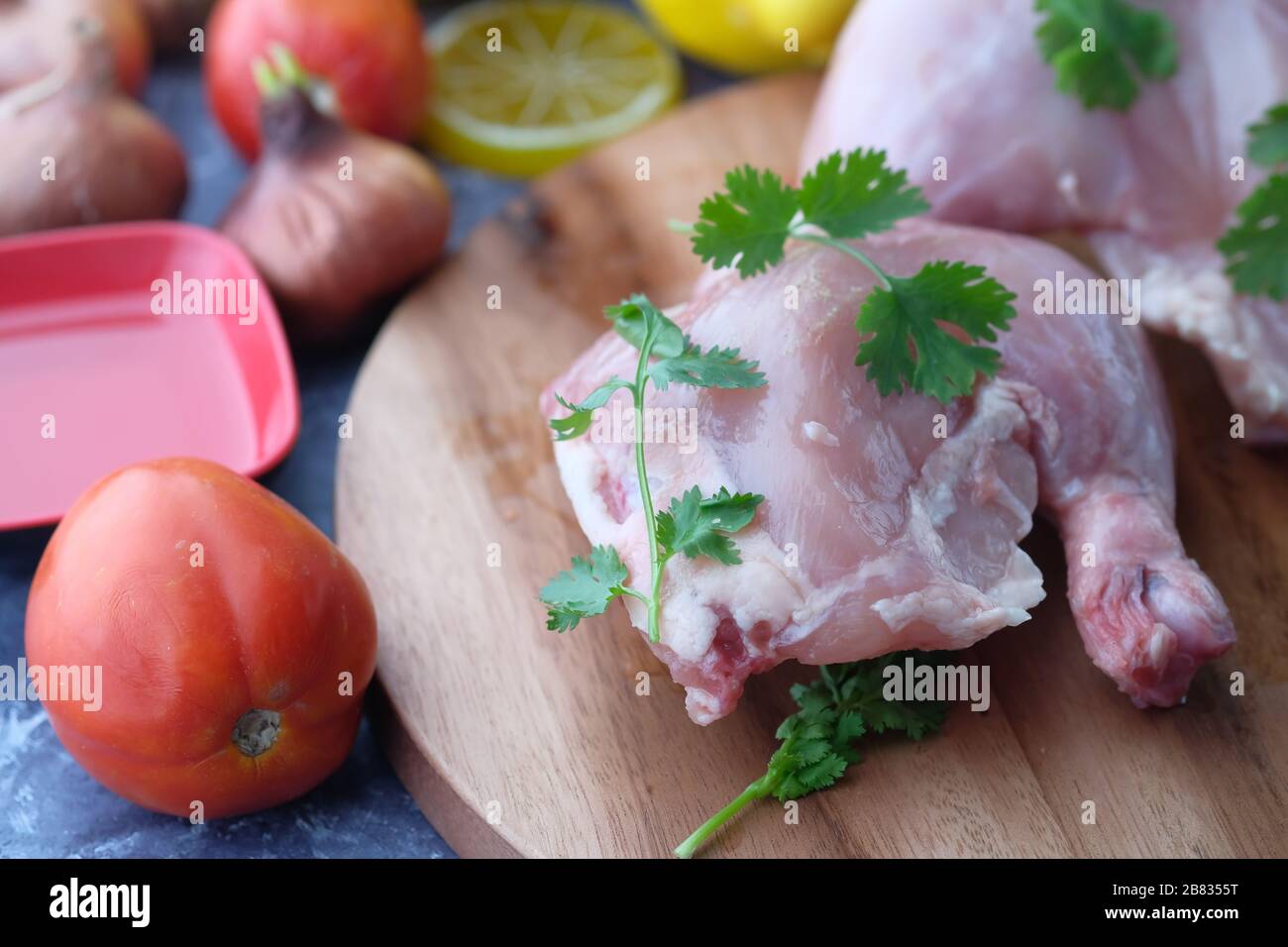 Rohes Hühnerfleisch auf Holzbrett, in der Nähe. Stockfoto
