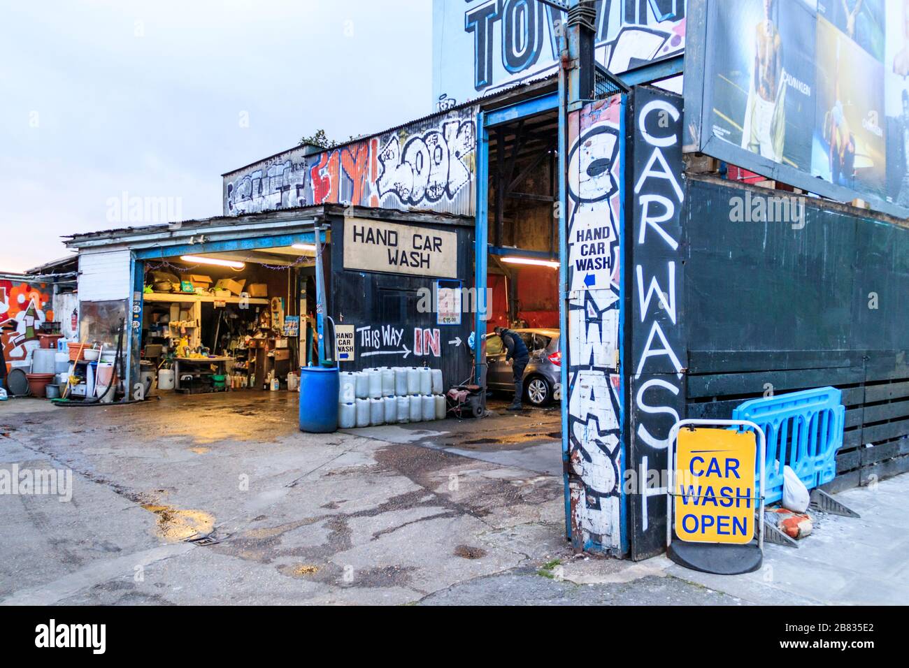 Handwäsche mit Graffiti in Kentish Town, London, Großbritannien Stockfoto