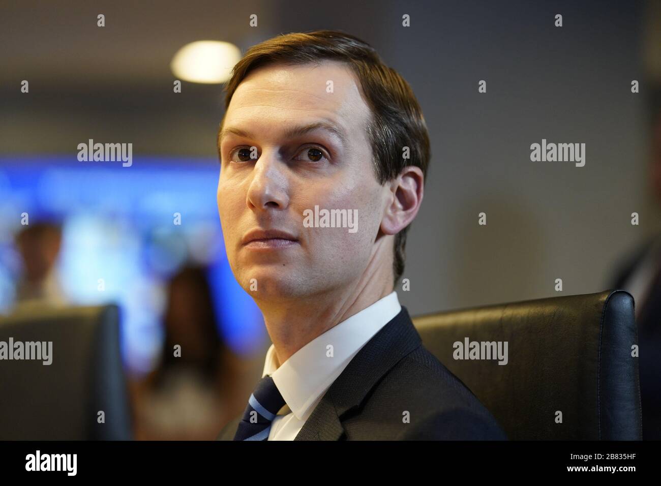 Washington DC, USA. März 2020. Der Berater des Weißen Hauses Jared Kushner hört während einer Telekonferenz mit Gouverneuren in der Zentrale der Federal Emergency Management Agency (FEMA) am Donnerstag, 19. März 2020, in Washington, DC zu. Poolfoto von Evan Vucci/UPI Credit: UPI/Alamy Live News Stockfoto