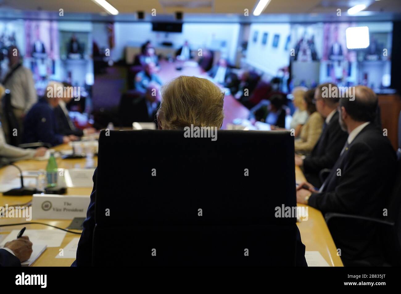 Washington DC, USA. März 2020. Präsident Donald Trump nimmt am Donnerstag, den 19. März 2020, in Washington, DC, an einer Telekonferenz mit Gouverneuren der FEMA-Zentrale (Federal Emergency Management Agency) an. Poolfoto von Evan Vucci/UPI Credit: UPI/Alamy Live News Stockfoto