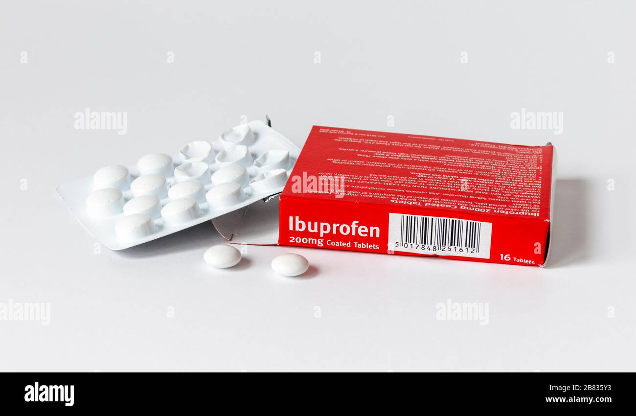 Ibuprofen-Tabletten in einer Blisterpackung, aus der zwei Tabletten entfernt werden, auf weißem Hintergrund Stockfoto