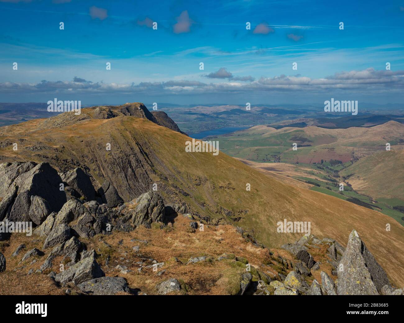 Blick vom Gipfel eines Berges auf einen See, Aran Fawddwy, Wales. Stockfoto