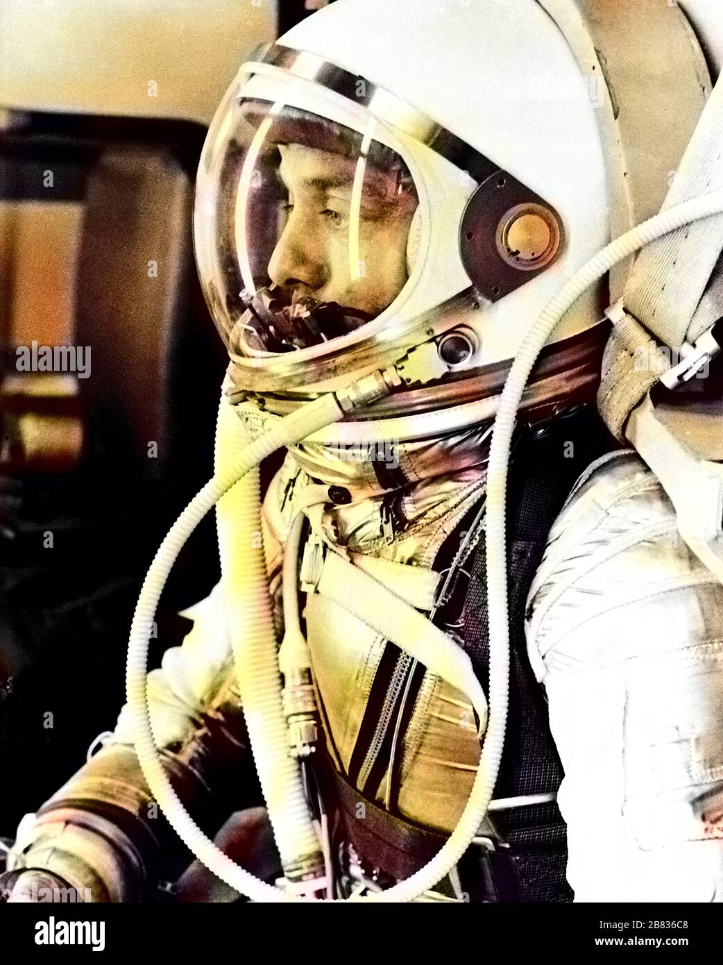 Astronaut Alan Shepard in seinem silbernen Druckanzug, der sich auf den bevorstehenden Start von Mercury-Redstone 3 (MR-3) am 5. Mai 1961 vorbereitet. Image Courtesy National Aeronautics and Space Administration (NASA). Hinweis: Das Bild wurde mit einem modernen Verfahren digital koloriert. Farben sind möglicherweise nicht periodengenau. () Stockfoto