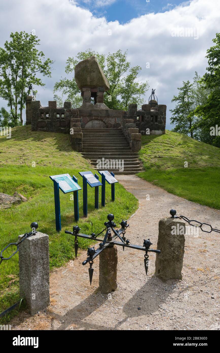 Historische 'Dussenddüwelswerft' oder Thousand Devils Hill, Gedenken an die Schlacht von Hemmingstedt im Jahr 1500, Dithmarschen, Schleswig-Holstein, Deutschland, Europa Stockfoto