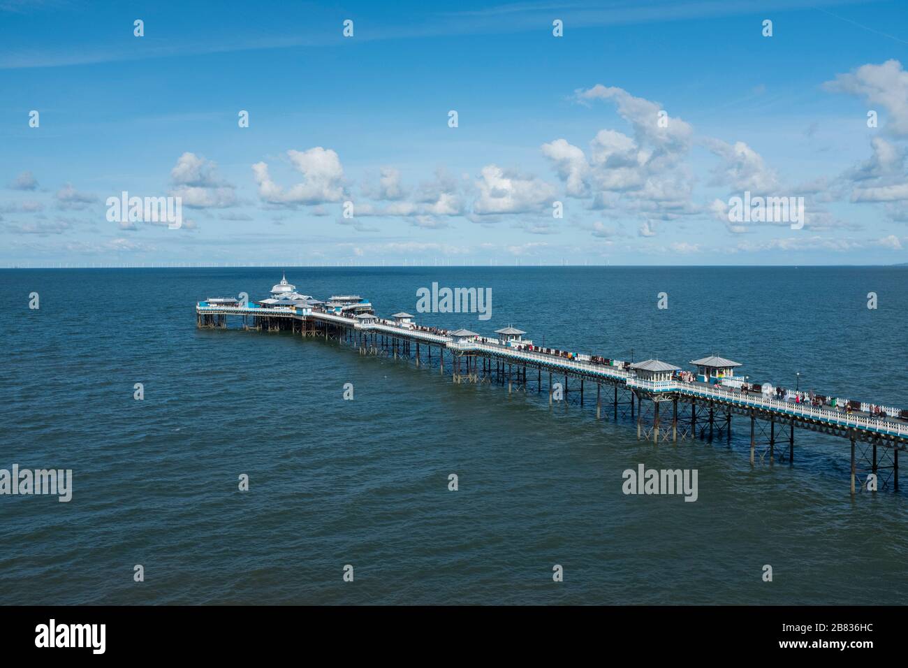 Llandudno Pier, der sich in die Irische See, Wales, Großbritannien erstreckt Stockfoto