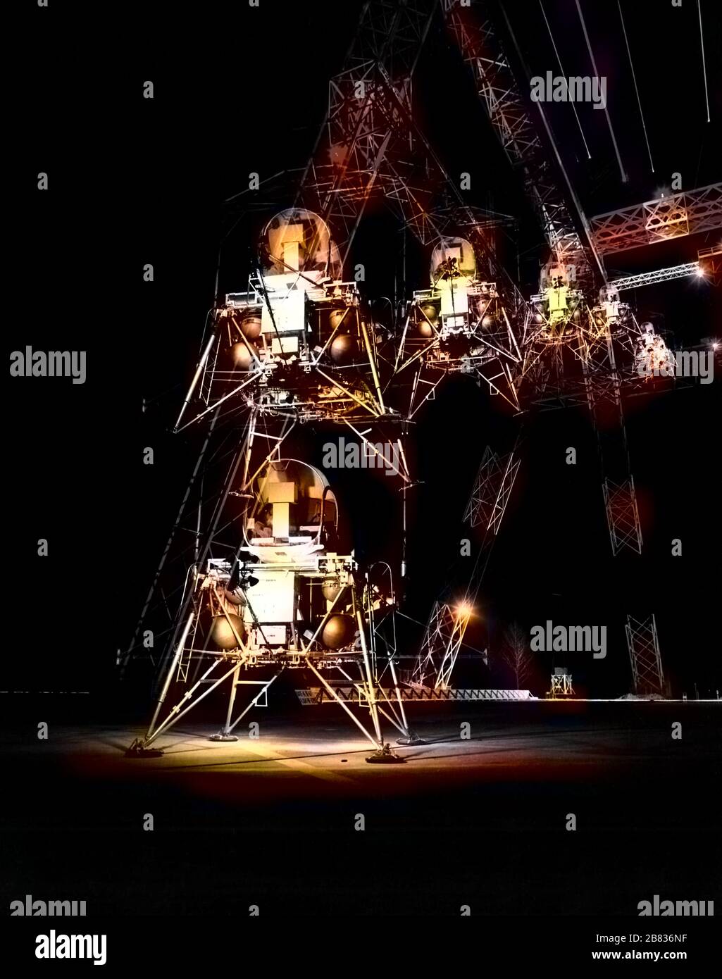 Lunar Exkursion Module Simulator (LEMS) Nachttraining am NASA Langley Research Center in Hampton, Virginia, 11. April 1967. Image Courtesy National Aeronautics and Space Administration (NASA). Hinweis: Das Bild wurde mit einem modernen Verfahren digital koloriert. Farben sind möglicherweise nicht periodengenau. () Stockfoto