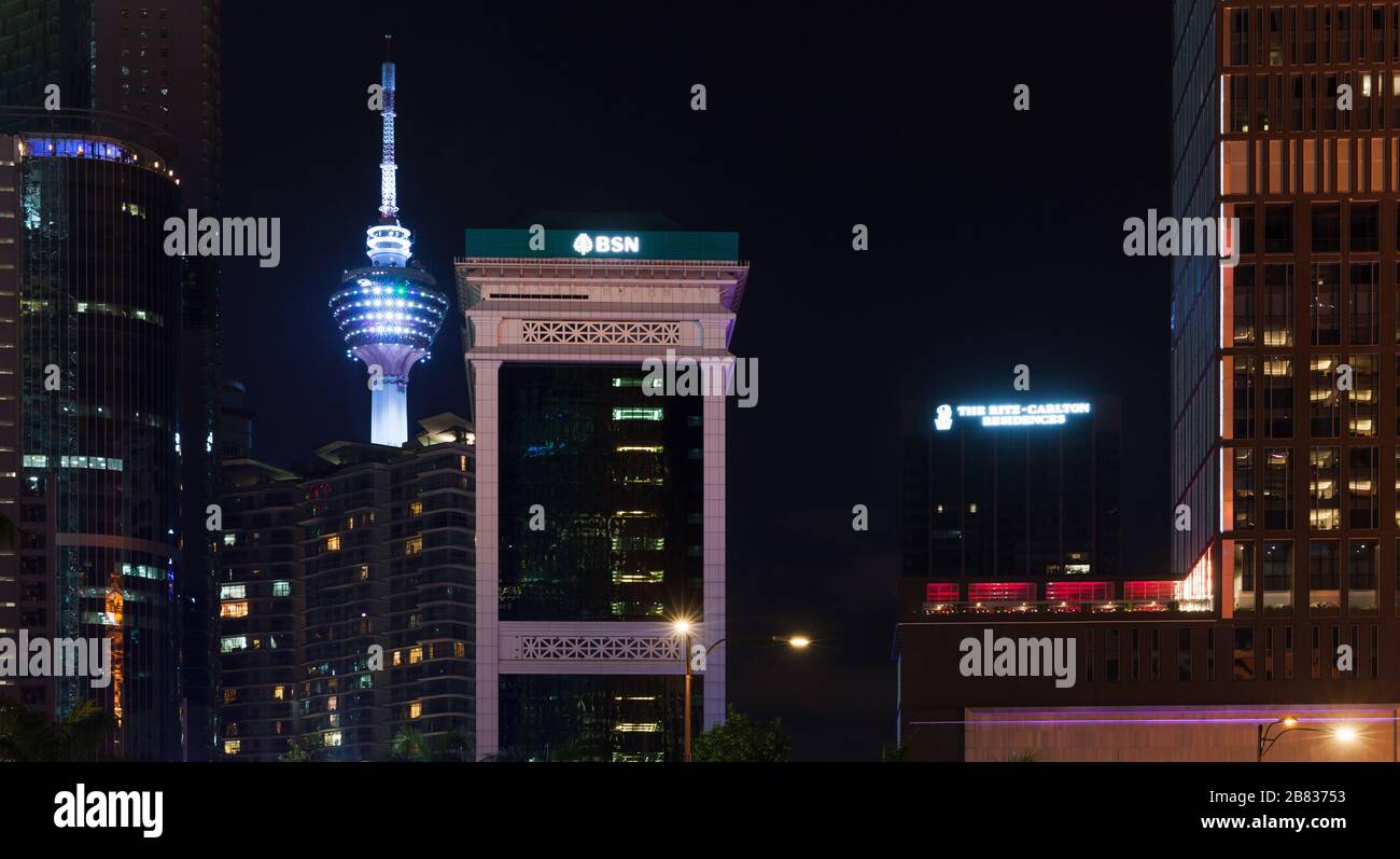 Kuala Lumpur, Malaysia - 28. November 2019: Kuala Lumpur Innenstadt nachts, Skyline mit dem Kuala Lumpur Tower Stockfoto