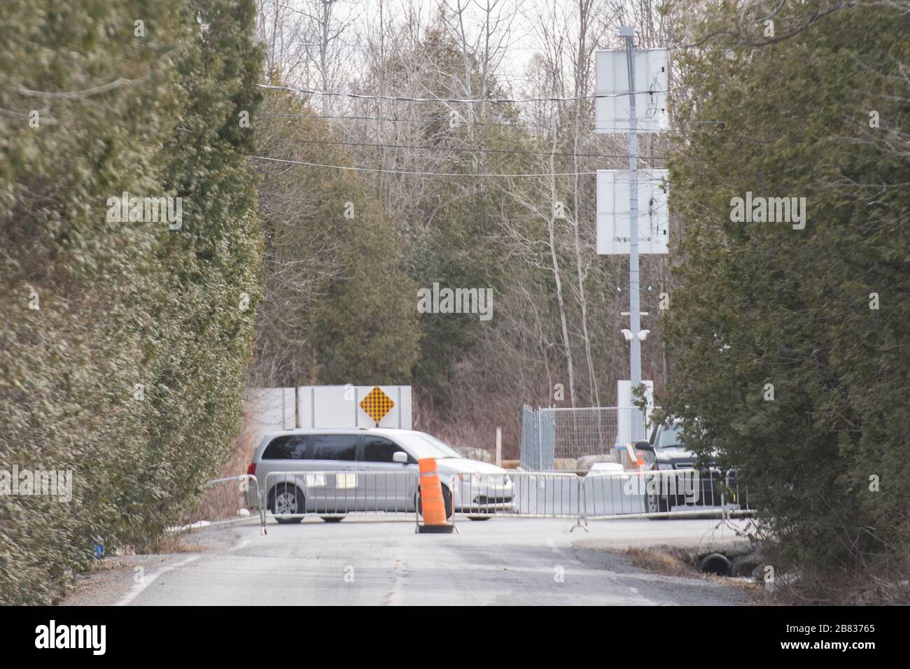 Ein unregelmäßiger Grenzübergang von den Vereinigten Staaten nach Kanada wird an der Roxham Road in der Nähe von Hemmingford, Que., Kanada, Donnerstag, 19. März 2020 gezeigt. Die kanadische und die US-Regierung planen, den Eintritt zu unwesentlichen Reisen zu sperren, um die Verbreitung des COVID-19 Coronavirus zu stoppen und alle Asylsuchenden, die zu Fuß durchqueren, werden für COVID-19 gesäuert. Foto Graham Hughes/Freelance Stockfoto