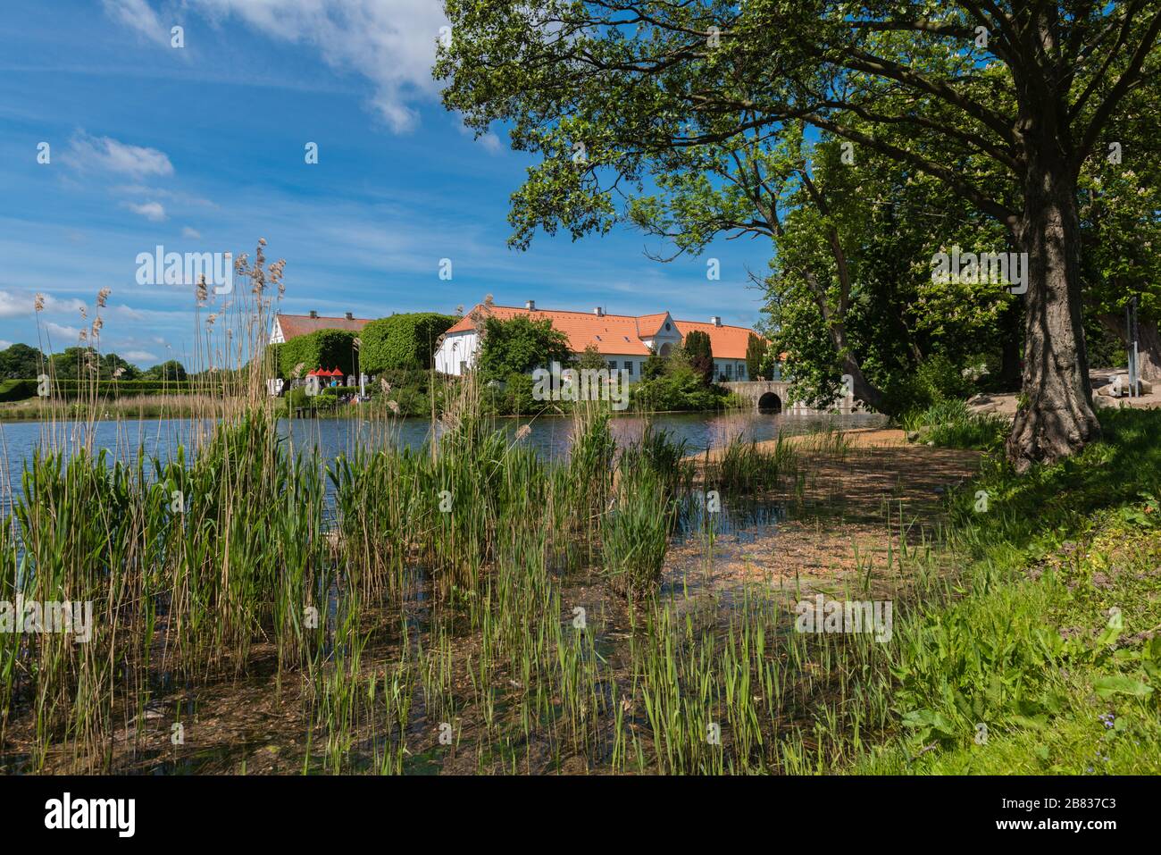 vorburg und heutigem Kinderzug-Trakt und Wohnquartier von Schloss Glücksburg, Gluecksburg, Schleswig-Holstein, Norddeutschland, Stockfoto