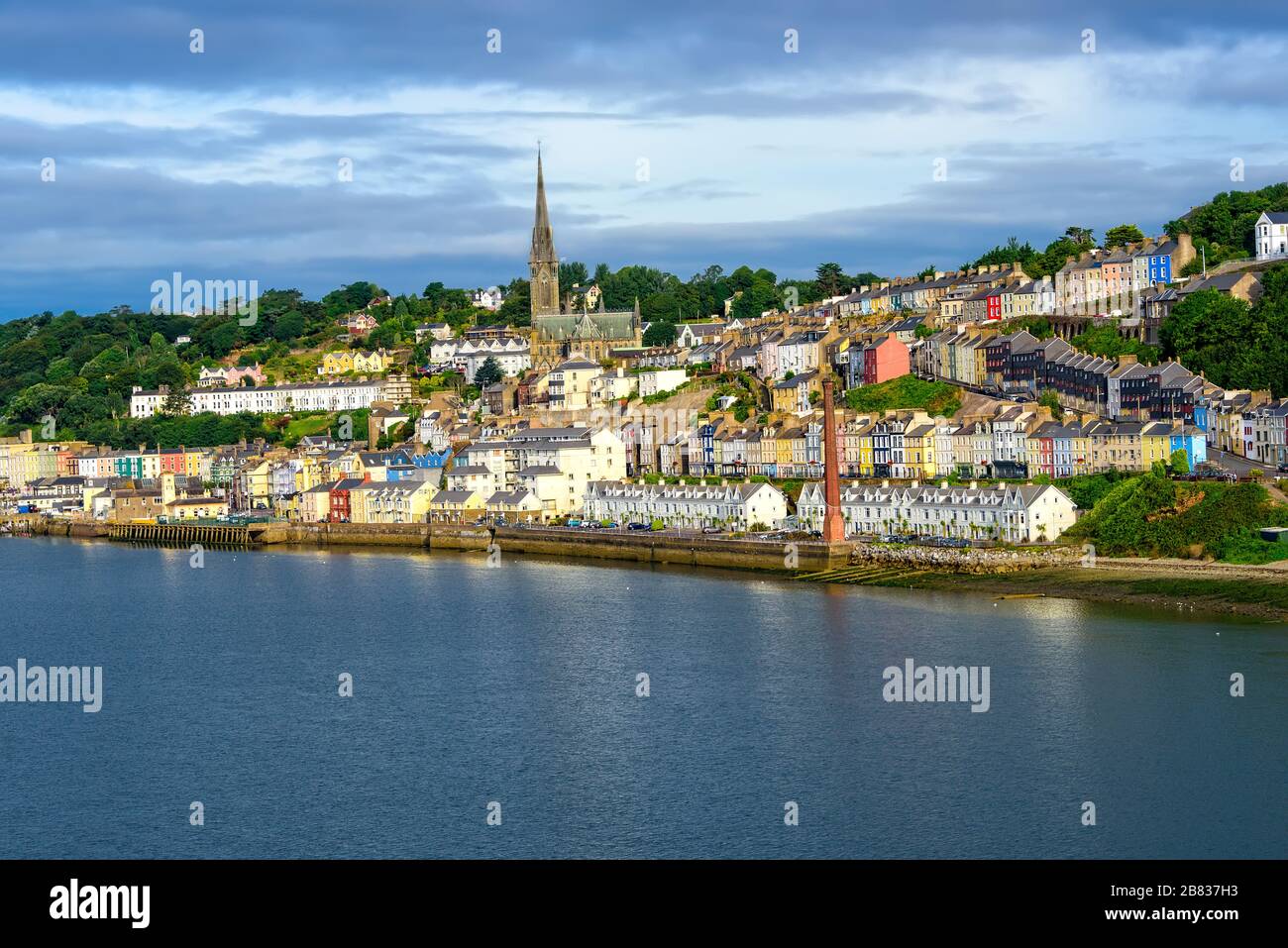 Küstengewässer des Fischerdorfs Cobh, Irland und der Kathedrale St. Colmans Stockfoto