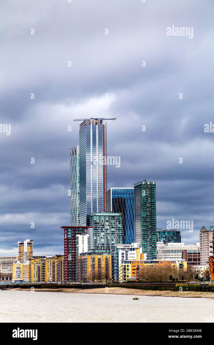 Wohnhäuser und Wolkenkratzer in Canary Wharf, wie aus Rotherhithe, London, Großbritannien, zu sehen Stockfoto
