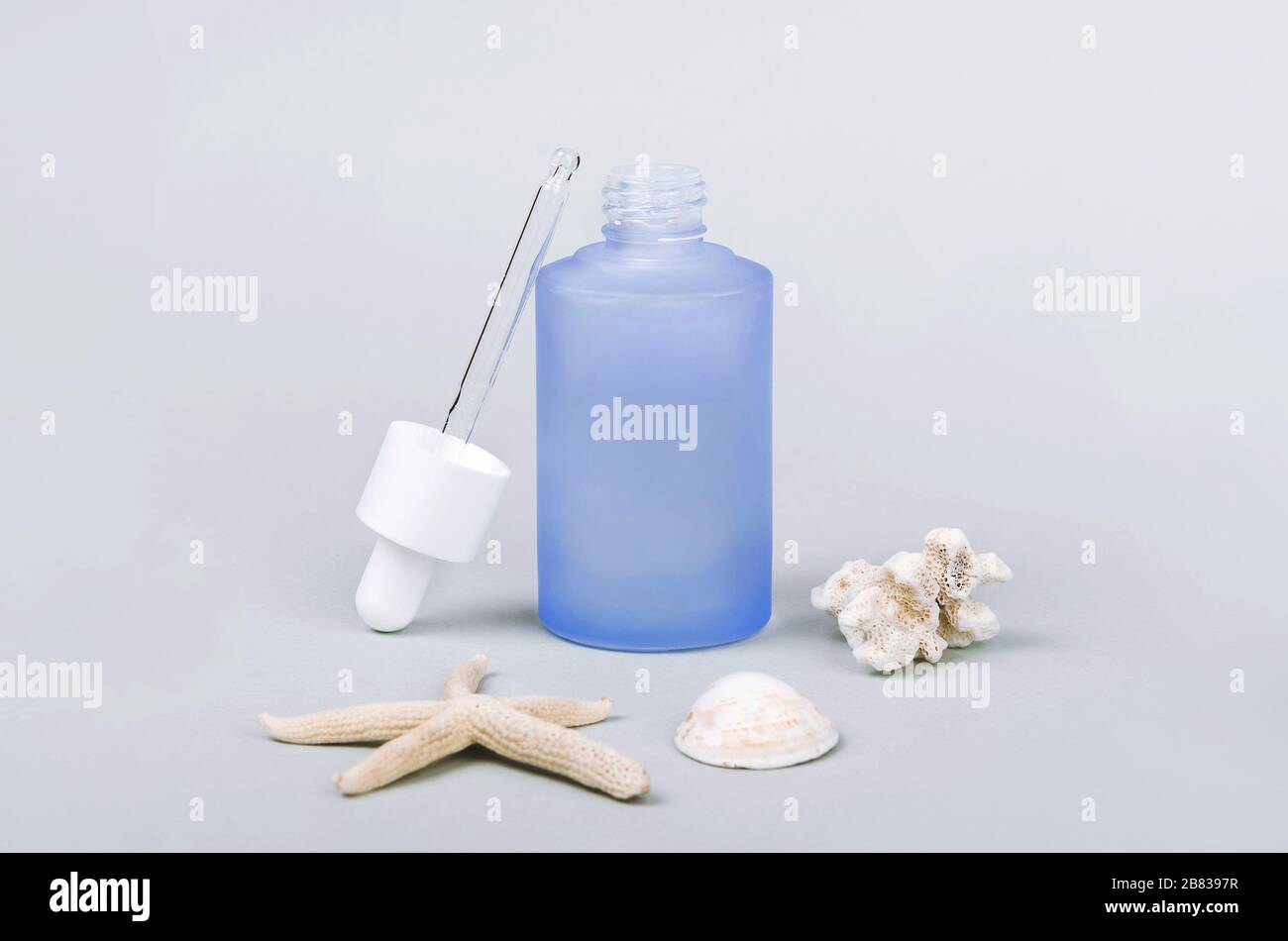 Verschmutzungsschutz sinkt und die tägliche Pflege cremefarben mit Tropper und Seashells Stockfoto