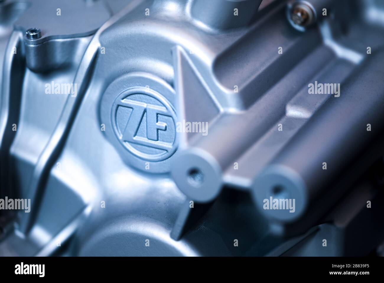 Friedrichshafen, Deutschland. März 2020. Ein ZF-Logo befindet sich auf einem ausgestellten Produkt im Foyer der Konzernzentrale der ZF Friedrichshafen AG. Kredit: Felix Kästle / dpa / Alamy Live News Stockfoto