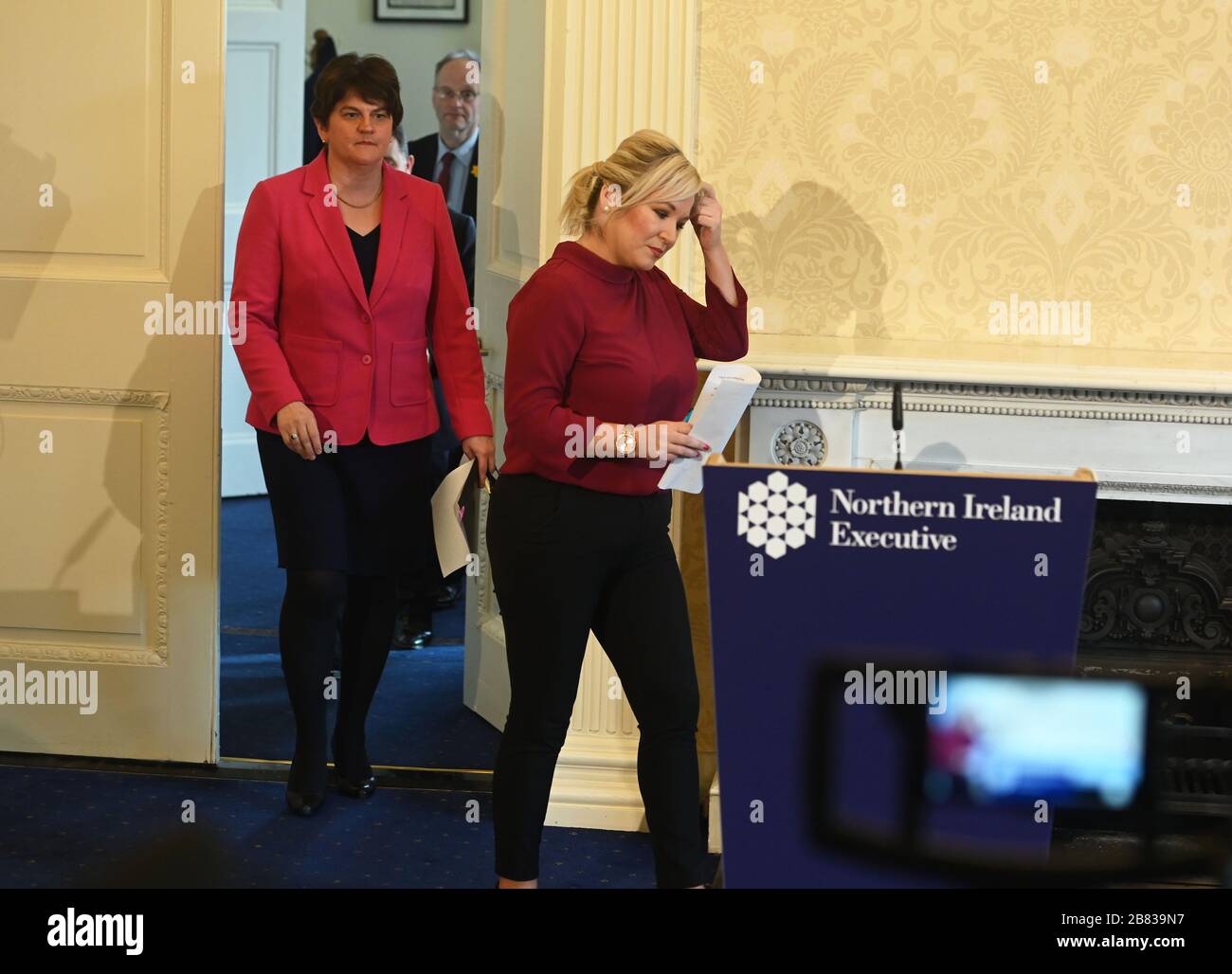 Der erste Minister Arlene Foster (links) und die stellvertretende erste Ministerin Michelle O'Neill (rechts) geben dem heutigen Covid 19 den aktuellen Stand der Medien in Stormont. Es wird angekündigt, dass Nordirland heute Morgen seinen ersten Coronavirus-Tod erlitten hat. Bei dem Patienten handelte es sich um einen älteren Mann, der an grundlegenden Gesundheitsprobleme erkrankte und in einem Krankenhaus im Großraum Belfast behandelt wurde. Stockfoto