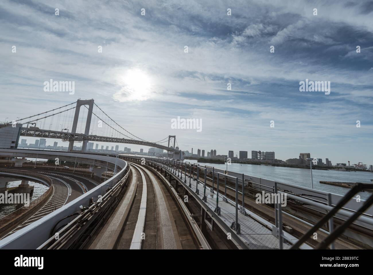 Regenbogenbrücke und erhöhte Einschienenbahn in Tokio Stockfoto